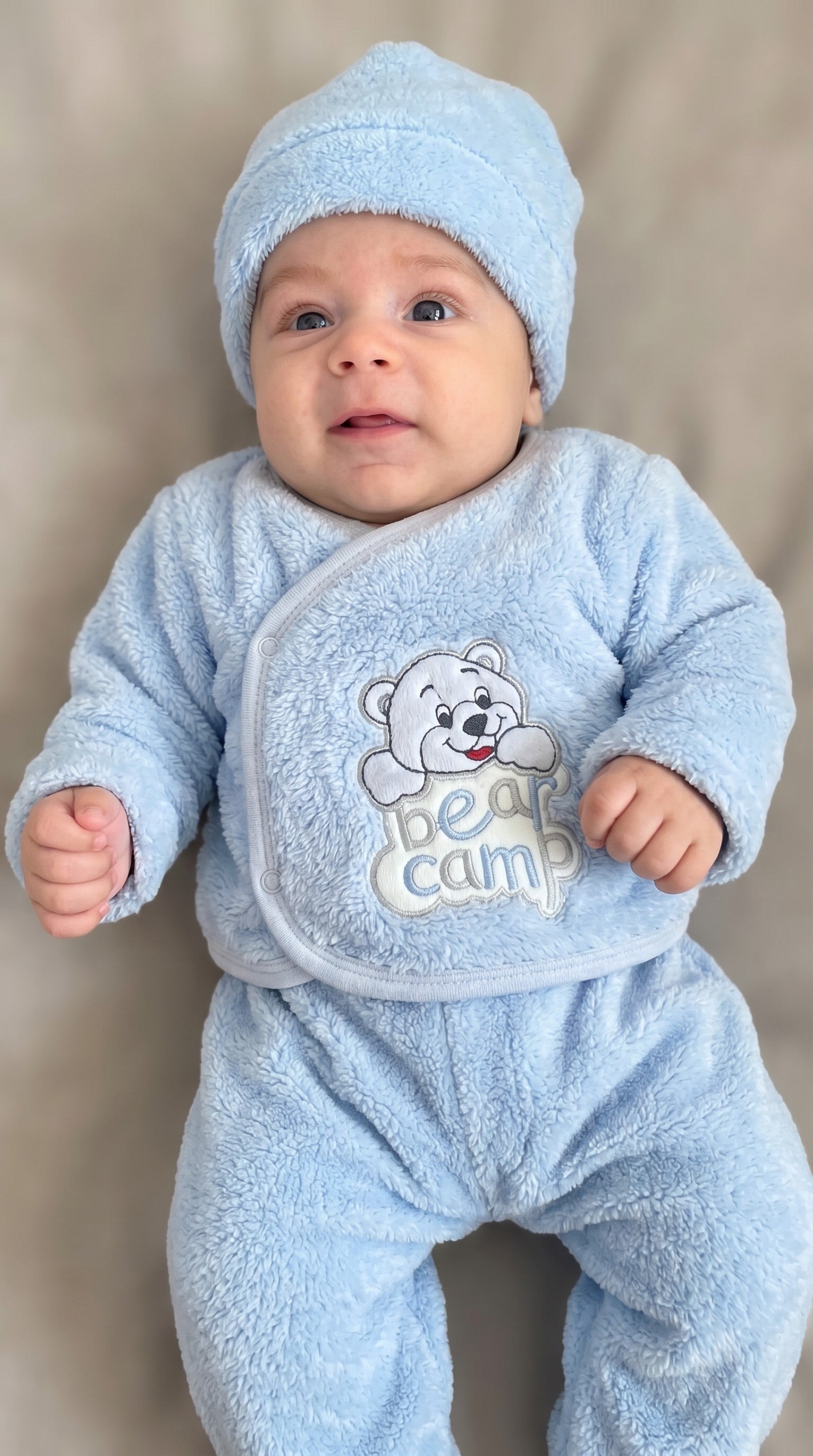 Neonato in tutina invernale azzurra