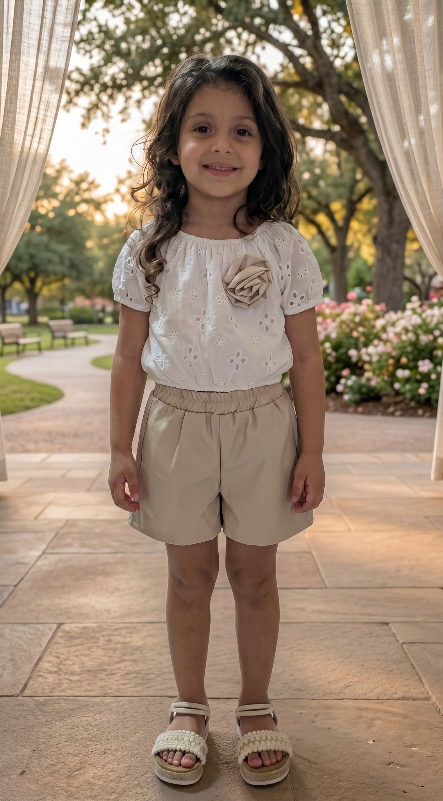 Completo 2 Pezzi Maglia Palloncino Traforata con Fiore e Short Beige - Bimba